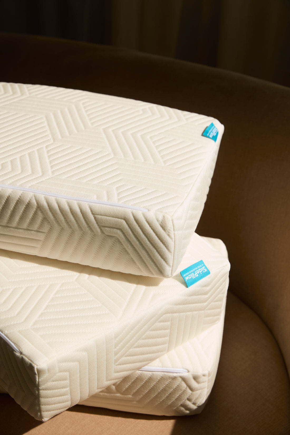 stapel sidepillow kussens op elkaar verschillende hoogtes in zonlicht op bank