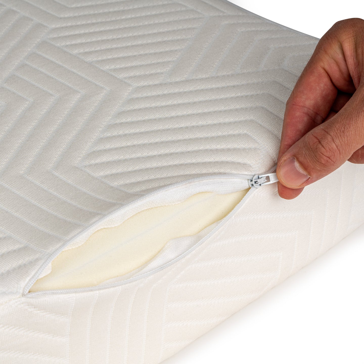 Hand opent de rits van de SidePillow tijk, de schuimkern is zichtbaar