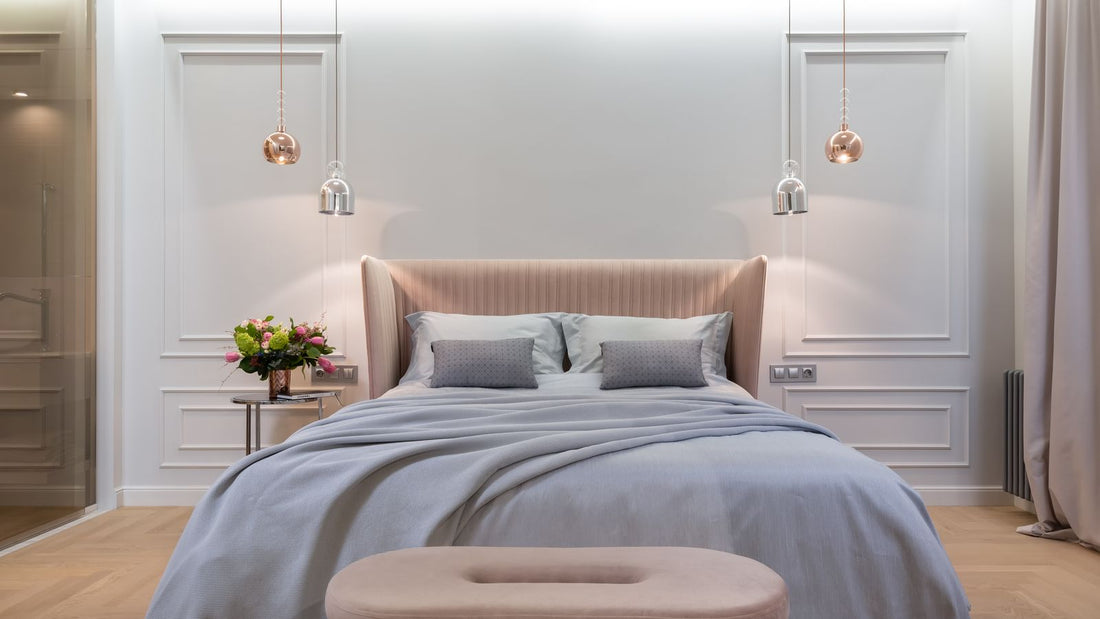 Bed met lichte kussens
