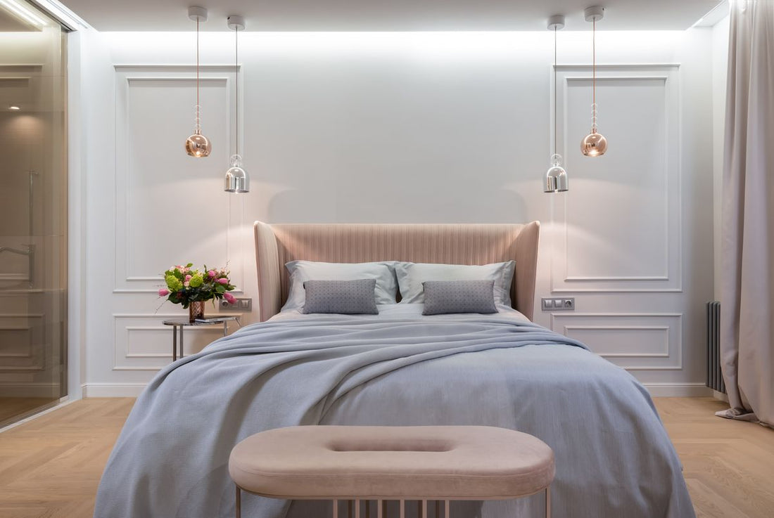 Bed met lichte kussens