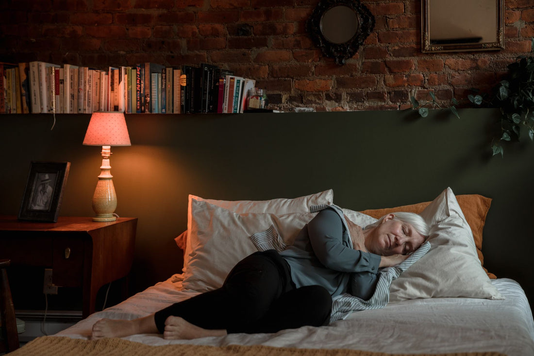 Zijslaper slaapt met haar arm onder haar wang en kussen