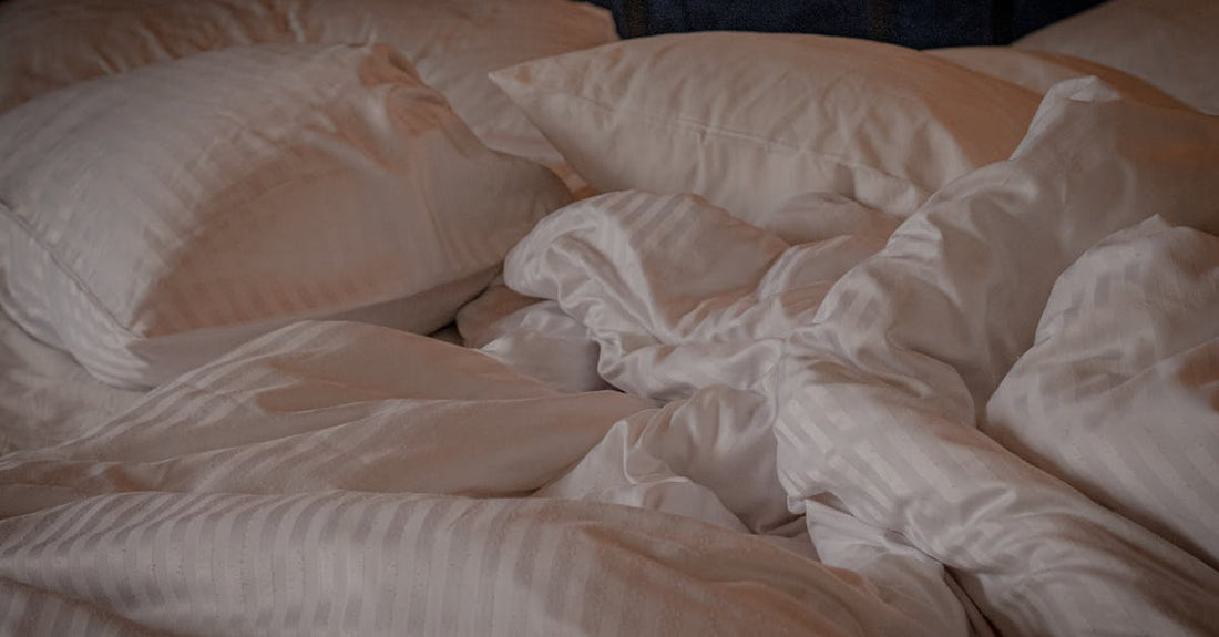Wit hoofdkussen op bed