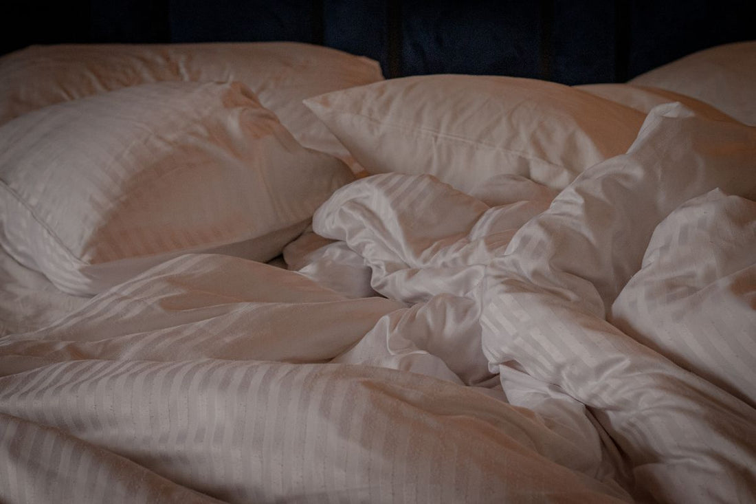 Wit hoofdkussen op bed