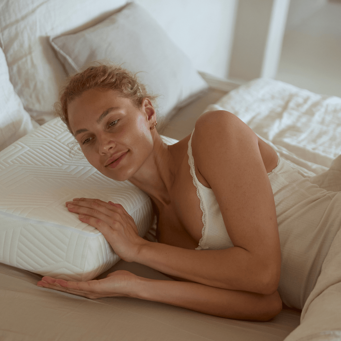 Oorpijn bij zijslapen: zo voorkom je druk op je oor - SidePillow