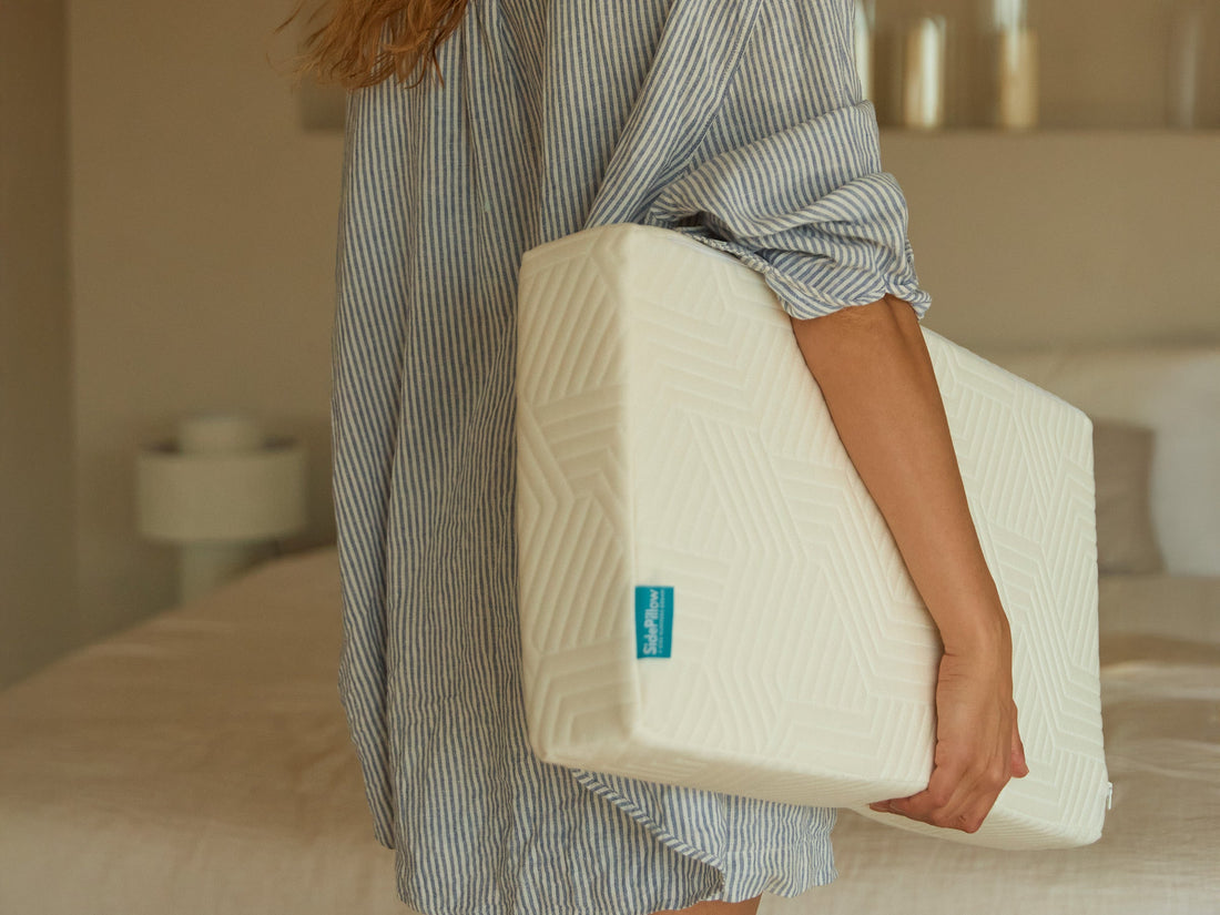 Hand houdt een nieuw SidePillow kussen vast