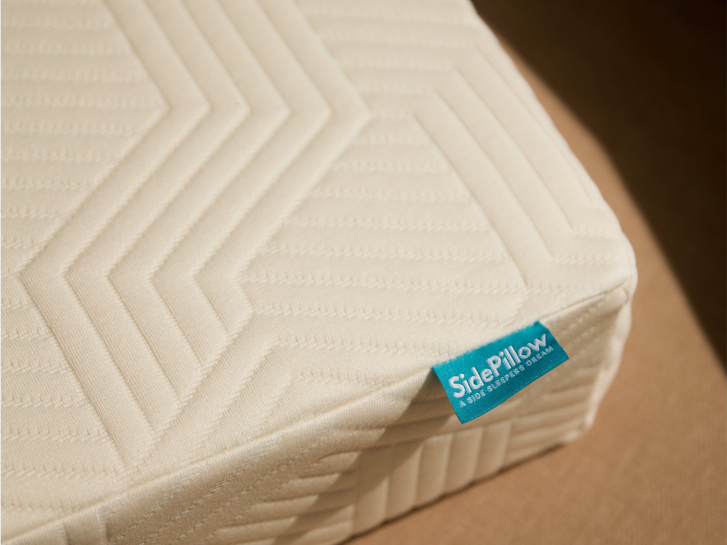 Close-up van premium tijk en label van SidePillow rechthoekig kussen voor zijslapers