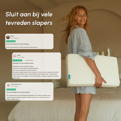 Vrouw houdt een rechthoekig SidePillow hoofdkussen vast naast klantreviews van tevreden zijslapers.